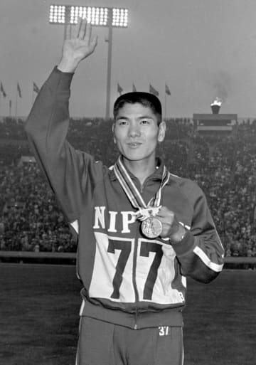 1964年10月、東京五輪男子マラソンで銅メダルを獲得した円谷幸吉さん＝国立競技場