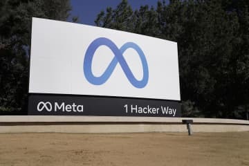 メタ（旧フェイスブック）の本社にあるロゴ＝2021年10月、米カリフォルニア州（AP＝共同）