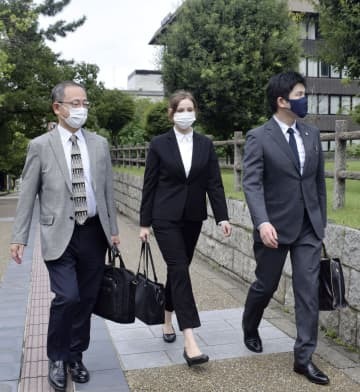提訴のため奈良地裁へ向かうウクライナ人女性（中央）ら＝9日午前