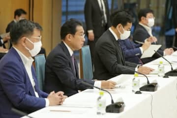 「物価・賃金・生活総合対策本部」の会合であいさつする岸田首相（左から2人目）＝9日午前、首相官邸