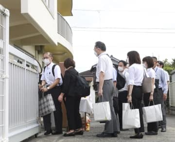 特別監査で川崎幼稚園に入る静岡県と牧之原市の職員＝9日午後、静岡県牧之原市