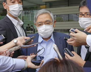岸田首相との会談後、取材に応じる日銀の黒田東彦総裁＝9日午後、首相官邸
