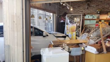 「南三陸さんさん商店街」の店舗内に突っ込んだ車＝9日午後、宮城県南三陸町（長嶋涼太さん提供）