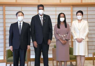 パラオのウィップス大統領夫妻との会見前に記念撮影に臨まれる天皇、皇后両陛下＝9日午後、皇居・御所（代表撮影）
