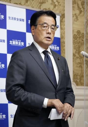 取材に応じる立憲民主党の岡田幹事長＝9日午後、国会