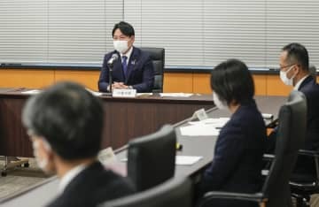 通園バス女児置き去り死を受け、関係府省会議の初会合であいさつする小倉こども政策相（奥）＝9日午後、東京都千代田区