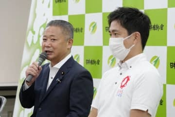 日本維新の会の常任役員会であいさつする馬場代表。右は大阪府知事の吉村洋文共同代表＝9日午後、大阪市