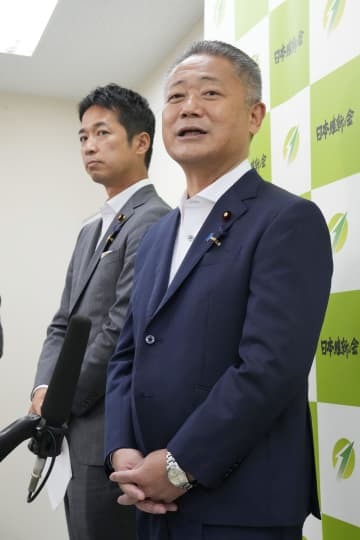 常任役員会を終え、記者の質問に答える日本維新の会の馬場代表。左は藤田幹事長＝9日午後、大阪市