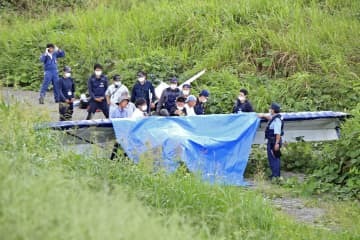 利根川の河川敷に墜落した軽飛行機＝10日午後0時56分、群馬県玉村町