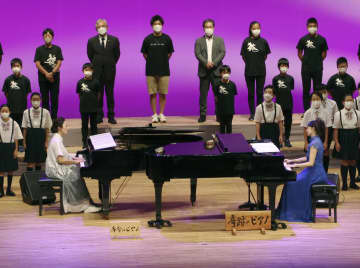 福島と熊本でそれぞれ被災し、修復された2台のピアノが共演したコンサート＝10日午後、堺市