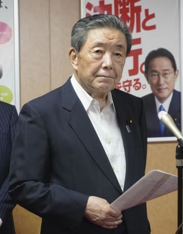 取材に応じる自民党の森山選対委員長＝11日夜、東京・永田町の党本部