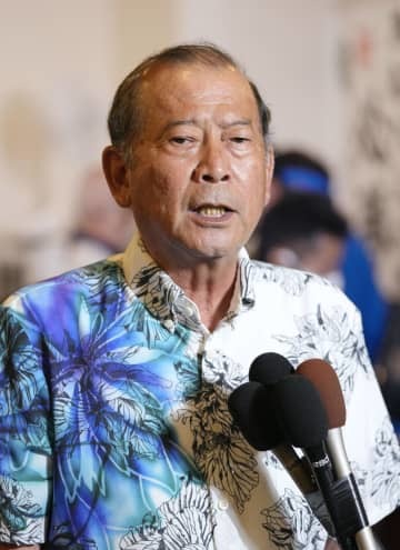 宜野湾市長選で再選を決め、取材に応じる松川正則氏＝11日午後10時16分、沖縄県宜野湾市