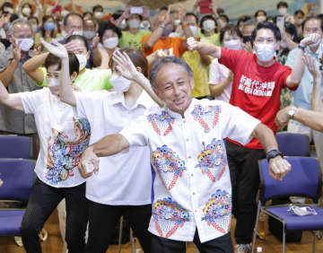 沖縄県知事選で再選を決め、支援者らとカチャーシーを踊る玉城デニー氏（手前）＝11日午後8時4分、那覇市