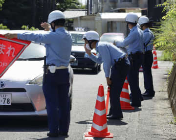 女児が置き去りにされた駐車場付近で検問を実施し、情報提供を求める静岡県警の捜査員＝12日午前、静岡県牧之原市