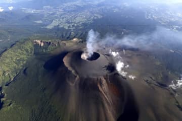 2019年8月8日、小規模噴火が確認された浅間山＝群馬、長野県境（共同通信社ヘリから）