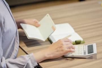 年金制度にまつわることは、難しい用語が多くて、ますます不安になってしまう人もいるのではないでしょうか。今回は、10万円の年金から毎月天引きされるお金について、専門家が回答します。