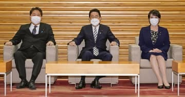 閣議に臨む（左から）林外相、岸田首相、高市経済安保相＝13日午前、首相官邸