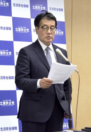 取材に応じる立憲民主党の岡田幹事長＝13日午後、東京・永田町の党本部