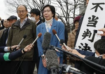 2020年2月、原爆症認定を巡る訴訟の最高裁判決で敗訴し、取材に応じる内藤淑子さん（中央）＝東京都千代田区