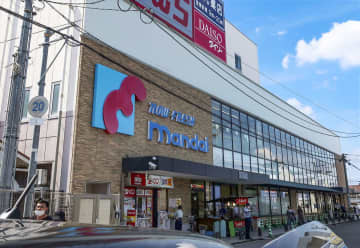 大阪府東大阪市にある万代の店舗＝13日