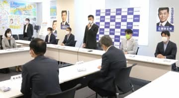 立憲民主党の「次の内閣」の「初閣議」であいさつする泉代表＝13日午後、国会