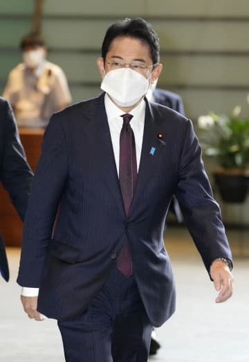 首相官邸に入る岸田首相＝14日午前