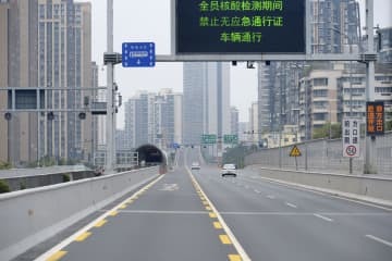 外出が制限され、閑散とする中国四川省成都市内の道路＝9日（共同）