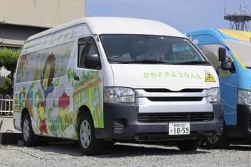 実験のため、事件当日に駐車した場所に移された通園バス＝14日午前、静岡県牧之原市