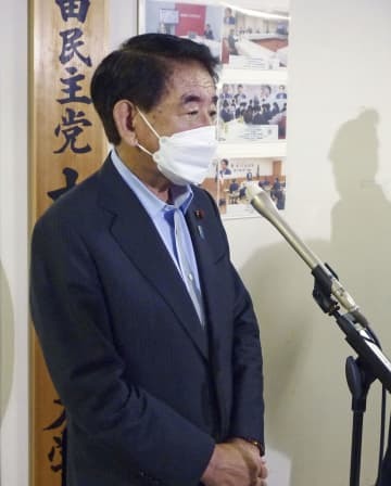 記者団の取材に応じる自民党の下村博文元政調会長＝14日午後、東京・永田町の党本部