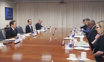 米ワシントン郊外の国防総省で、オースティン国防長官（右から2人目）と会談する浜田防衛相（左端）＝14日（共同）