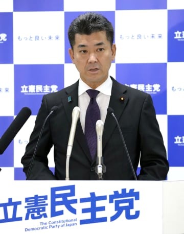 臨時の執行役員会後、記者会見する立憲民主党の泉代表＝15日午前、東京・永田町