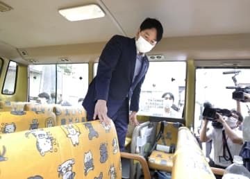 幼稚園の通園バスを視察する小倉こども政策相＝15日午後、東京都江戸川区の「東一の江幼稚園」