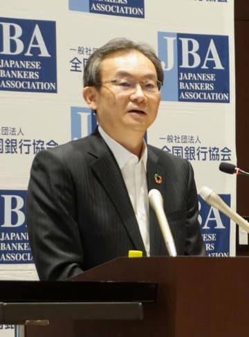 記者会見する全国銀行協会の半沢淳一会長＝15日午後、東京都内