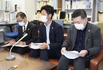第1回口頭弁論を終え、記者会見する原告側弁護団＝16日午後、札幌市