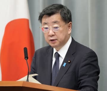 記者会見する松野官房長官＝16日午前、首相官邸