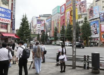 東京・秋葉原を行き交う人たち＝7月