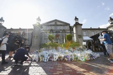 エリザベス英女王の死去を悼む人たちが訪れている英国大使館＝16日、東京都千代田区