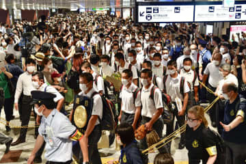 今夏の甲子園で東北勢初の優勝を果たし、JR仙台駅で大勢の人に出迎えられる仙台育英高の選手ら＝8月