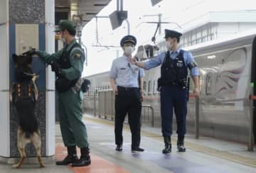 JR東京駅の新幹線ホームで警戒する警察官ら＝20日午前