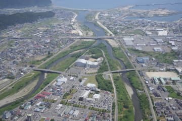 岩手県久慈市の市役所（下中央）付近＝2021年6月