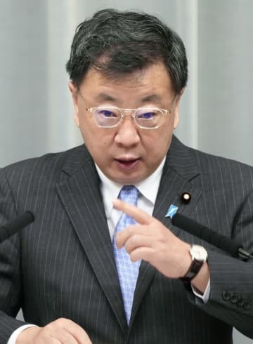 記者会見する松野官房長官＝21日午前、首相官邸