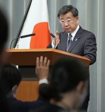 記者会見する松野官房長官＝22日午前、首相官邸