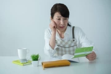 老後の貯金が十分に準備できていないと「これからの人生、大丈夫かな……」と強い不安に襲われることもあるでしょう。では、老後に突入する前に、何をすればその不安が解消できるのか考えてみます。