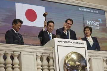 小槌で鐘を鳴らす岸田文雄首相＝22日、ニューヨーク証券取引所（AP＝共同）