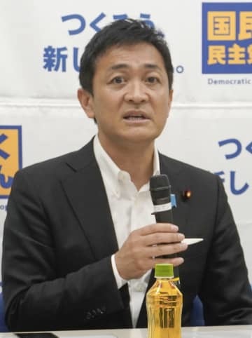 タウンミーティング後に記者会見する国民民主党の玉木代表＝23日午前、大津市
