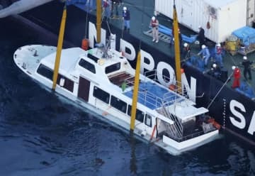 海面上までつり上げられた観光船「KAZU　☆（ローマ数字1）」＝5月、北海道斜里町沖