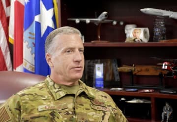 インタビューに答える米空軍第18航空団司令官のデイビッド・エグリン准将