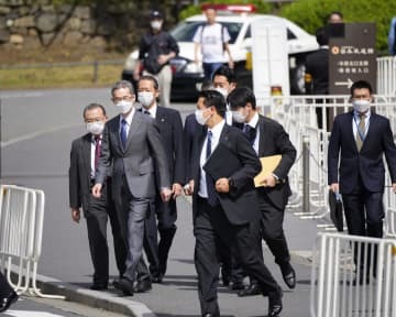 安倍元首相の国葬会場となる日本武道館の周辺を視察する警察庁の露木康浩長官（左から2人目）ら＝21日、東京都千代田区