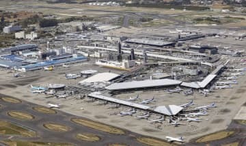 成田空港ターミナル全景。手前が第1ターミナル