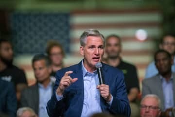 23日、米東部ペンシルベニア州で、共和党の公約を紹介するマッカーシー院内総務（Pam　Panchak/Pittsburgh　Post―Gazette提供・AP＝共同）